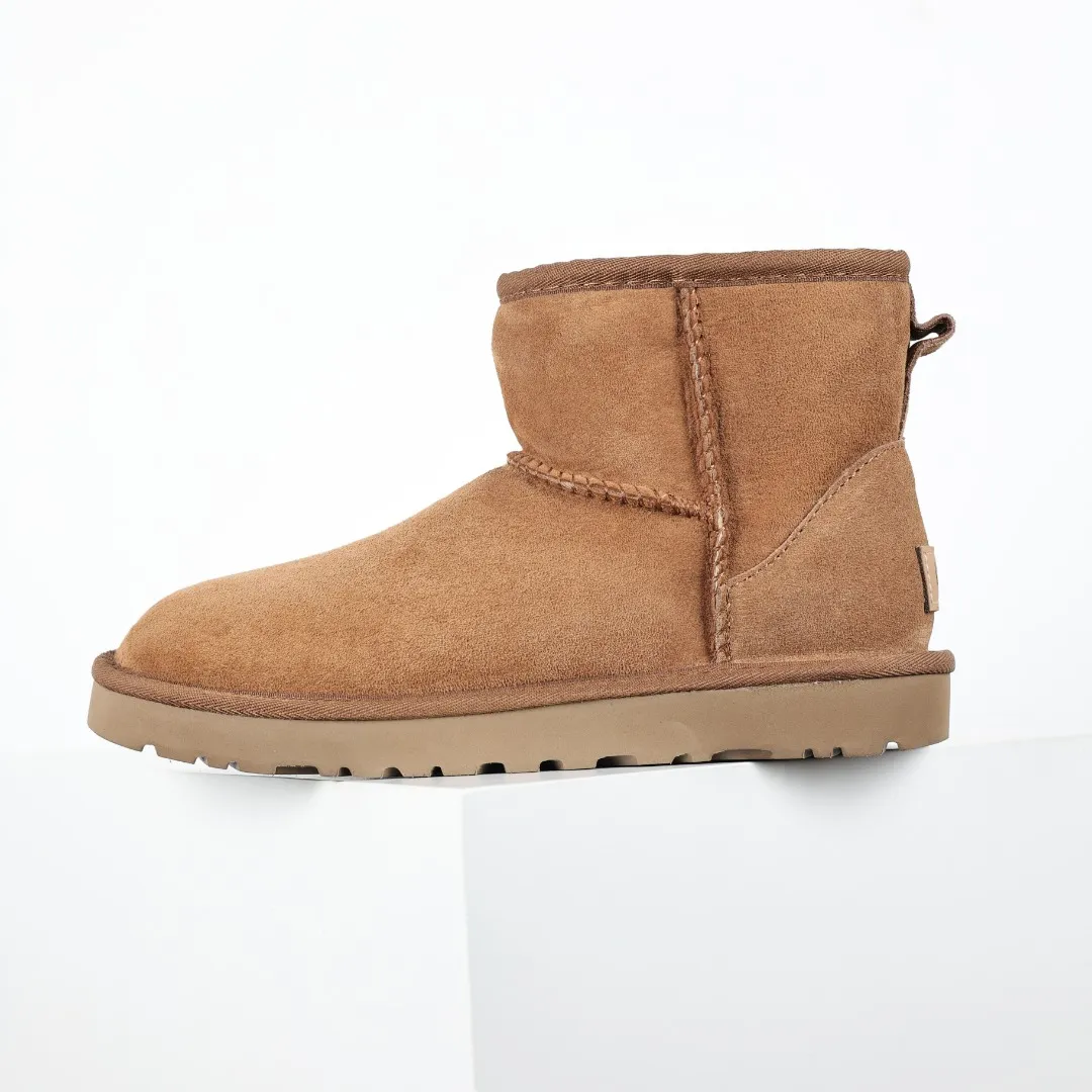 Pick up locally 💰520, core recommendation, good price, UGG Classic Mini mid-tube series, Xiaohongshu hot model, Henan Longfeng leather production, sheepskin and wool integration, top quality in the market, 2-3 cm cashmere insole, keeping warm in winter, suitable for home use. In the new year, uug launched a style series, which is partially biased towards the preferences of young consumers, and has also been at the forefront of fashion trends. Shoe body material, water-repellent coated suede upper 17mm UGGPURE™ implanted wool insole Lightweight non-slip comfortable rubber outsole With brand LOGO Trademark Comes with full packaging Size: 35 36 37 38 39 40